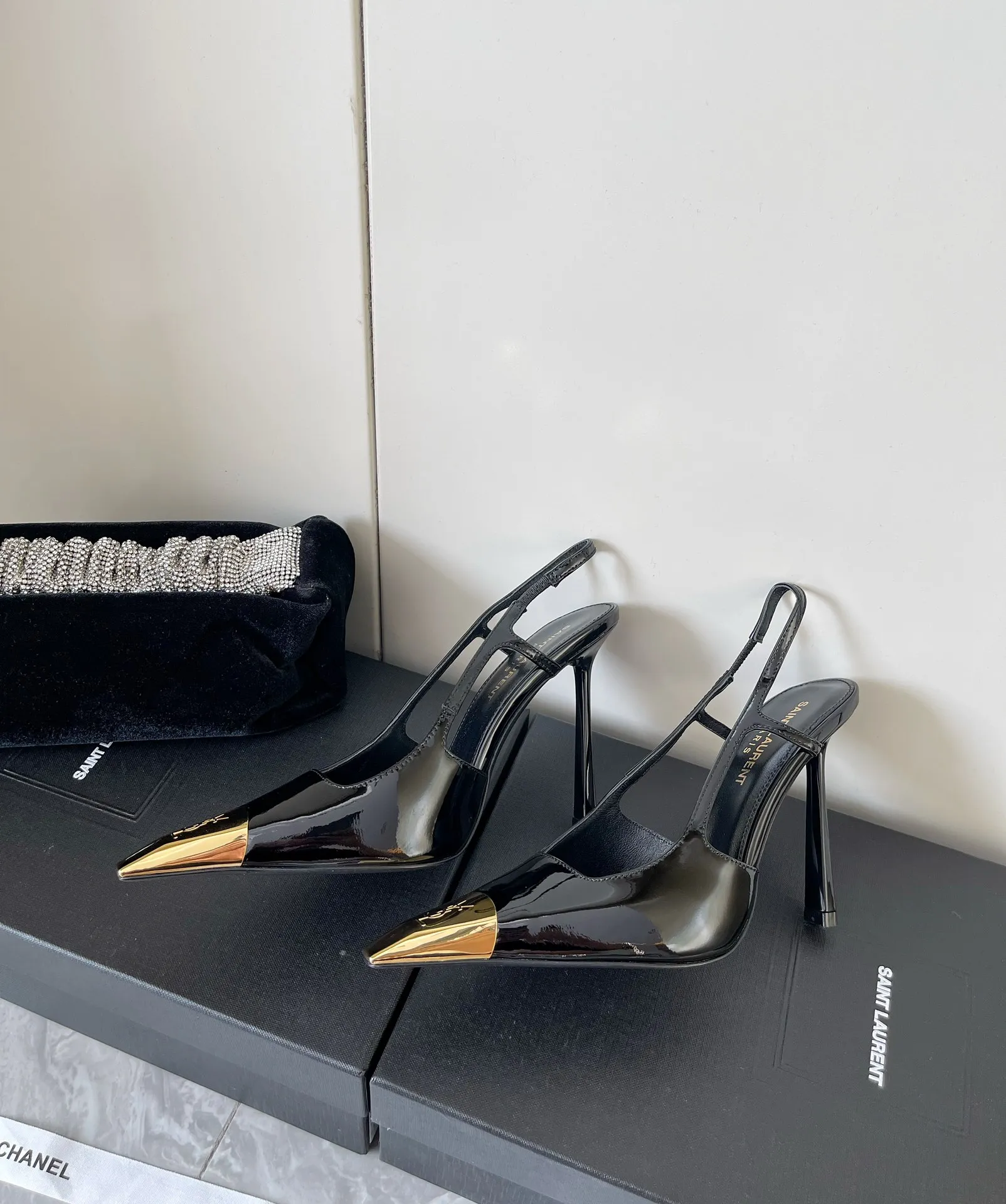 👟👟Ex-factory price 560👟👟 Women's Shoes Women's Clothes Women's Shoes Women's Clothes YSL Saint Laurent's latest gold iron toe logo small square toe high-heeled shoes✔️ New products are released simultaneously at the counter. Major celebrities and Internet celebrities have stepped on their feet. The style is fashionable and versatile, simple and high-end, and the elegance is achieved to the extreme. The top of the foot is full of goddess style! Upper: Imported calfskin Lining: Imported sheepskin Heel height: 10.5 Outsole: Genuine leather outsole Size: 35-39 (custom-made in 40 units, non-refundable)